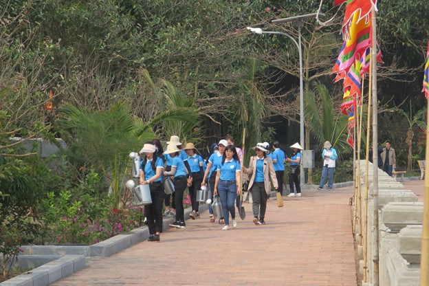 Trồng cây xanh góp phần xây dựng nông thôn mới: Bạn có muốn góp phần xây dựng nông thôn mới và bảo vệ môi trường không? Hãy tham gia chương trình trồng cây xanh để đóng góp cho một môi trường sống tốt hơn. Những chậu cây xanh giúp tạo nên không gian xanh mát, giảm thiểu khí thải ô nhiễm trong không khí. Cùng trồng cây để xây dựng 1 cộng đồng xanh, đẹp và sống khỏe.