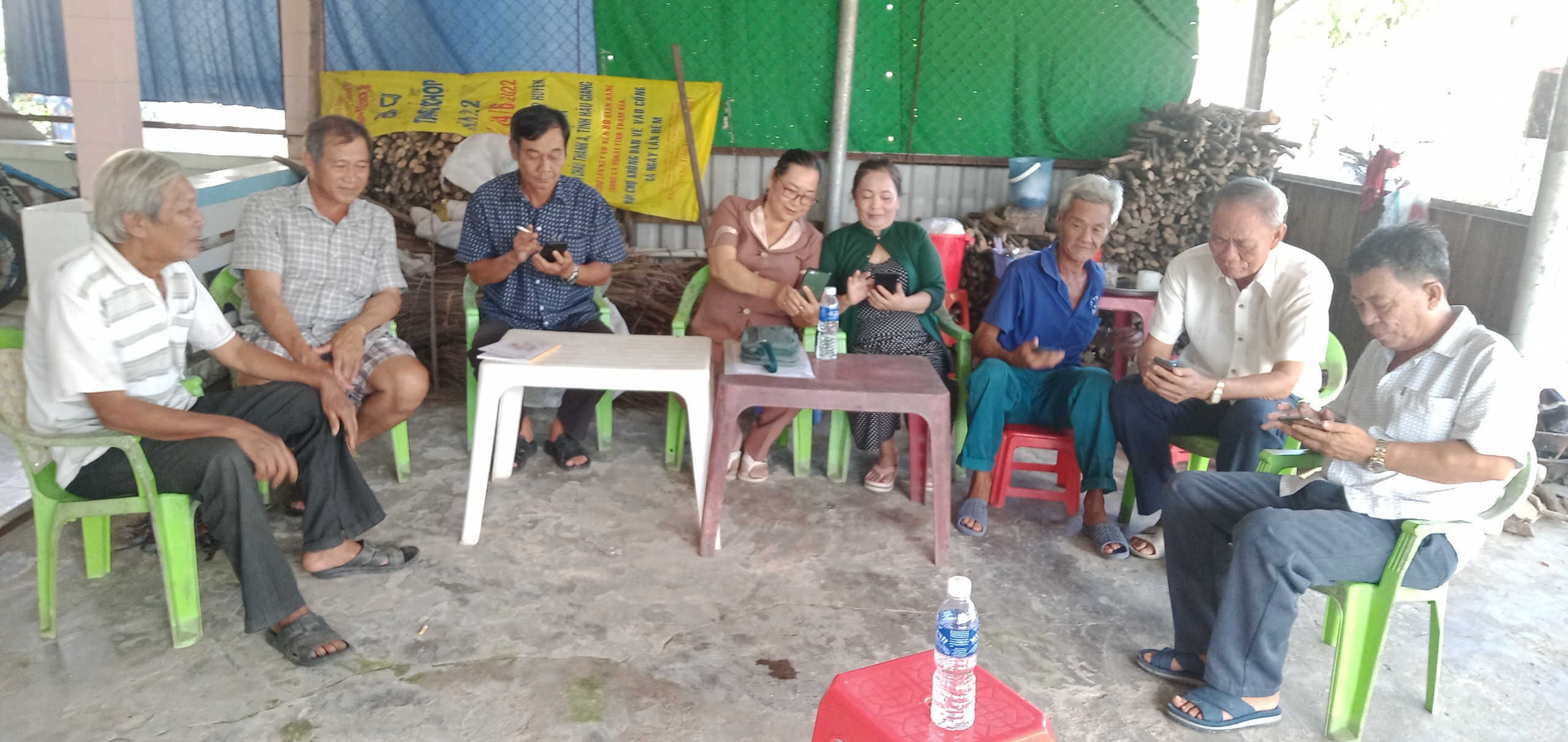 Tổ công nghệ số cộng đồng tại Hậu Giang triển khai hướng dẫn người dân sử dụng VNeID